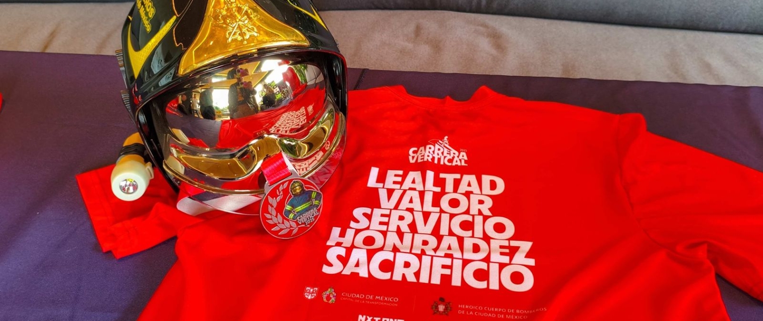 PRESENTA HEROICO CUERPO DE BOMBEROS DE LA CDMX PLAYERA Y MEDALLA DE LA 6ª EDICIÓN DE LA CARRERA VERTICAL